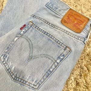 Women Levi’s 501 straight leg jeans